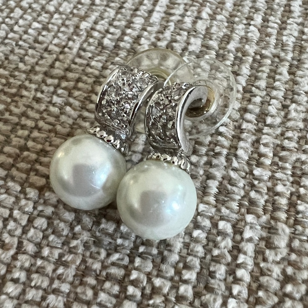 Handcrafted silver and pearl earrings - Picture 4 of 5